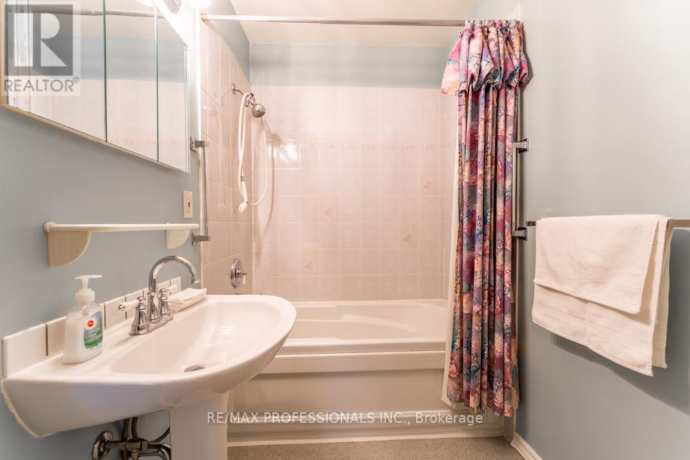 2416 Padstow Crescent, Mississauga, Ontario  L5J 2G4 - Photo 14 - W12874668