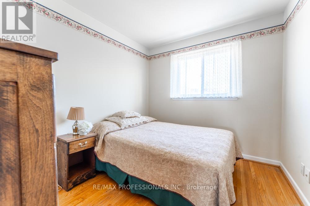 2416 Padstow Crescent, Mississauga, Ontario  L5J 2G4 - Photo 15 - W12874668