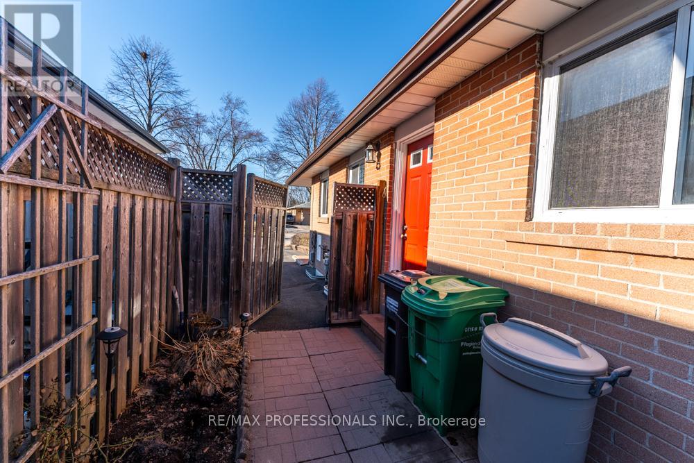 2416 Padstow Crescent, Mississauga, Ontario  L5J 2G4 - Photo 28 - W12874668