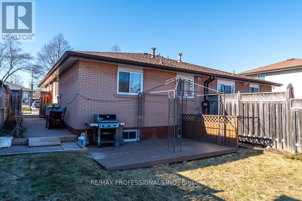 2416 Padstow Crescent, Mississauga, Ontario  L5J 2G4 - Photo 29 - W12874668