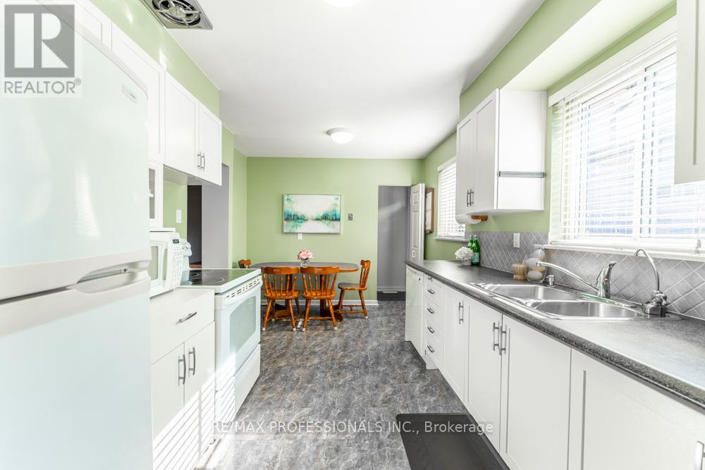 2416 Padstow Crescent, Mississauga, Ontario  L5J 2G4 - Photo 3 - W12874668