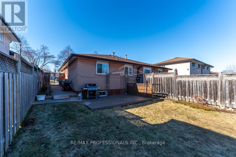 2416 Padstow Crescent, Mississauga, Ontario  L5J 2G4 - Photo 31 - W12874668