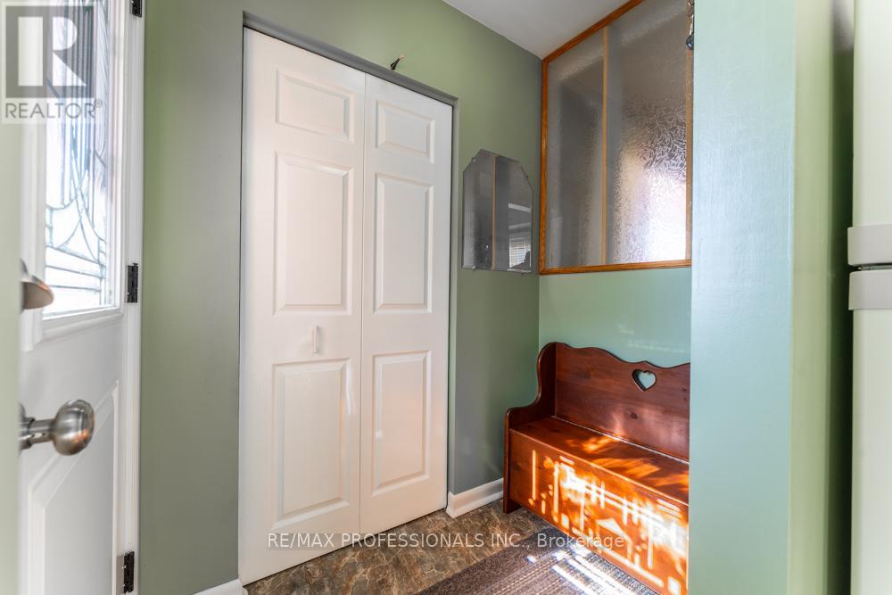 2416 Padstow Crescent, Mississauga, Ontario  L5J 2G4 - Photo 4 - W12874668