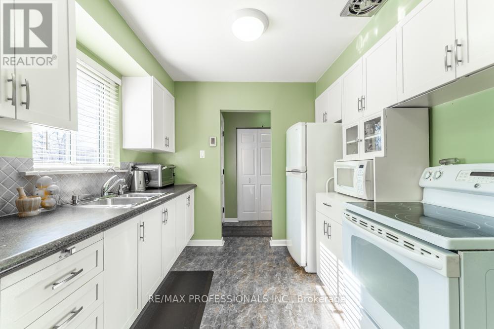 2416 Padstow Crescent, Mississauga, Ontario  L5J 2G4 - Photo 5 - W12874668