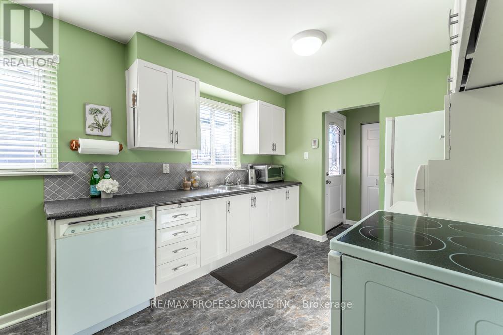 2416 Padstow Crescent, Mississauga, Ontario  L5J 2G4 - Photo 7 - W12874668