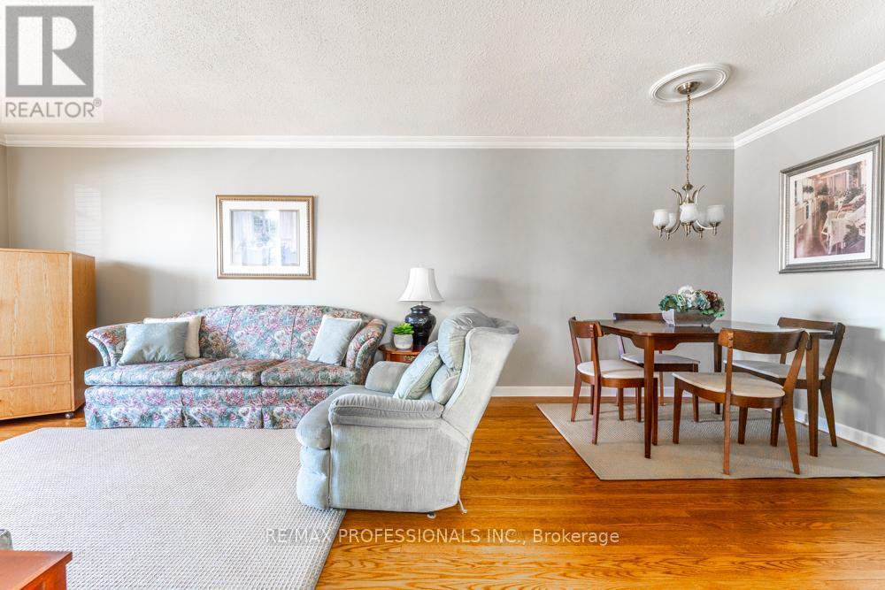 2416 Padstow Crescent, Mississauga, Ontario  L5J 2G4 - Photo 8 - W12874668