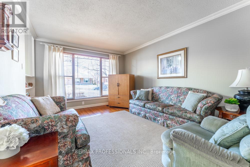 2416 Padstow Crescent, Mississauga, Ontario  L5J 2G4 - Photo 9 - W12874668