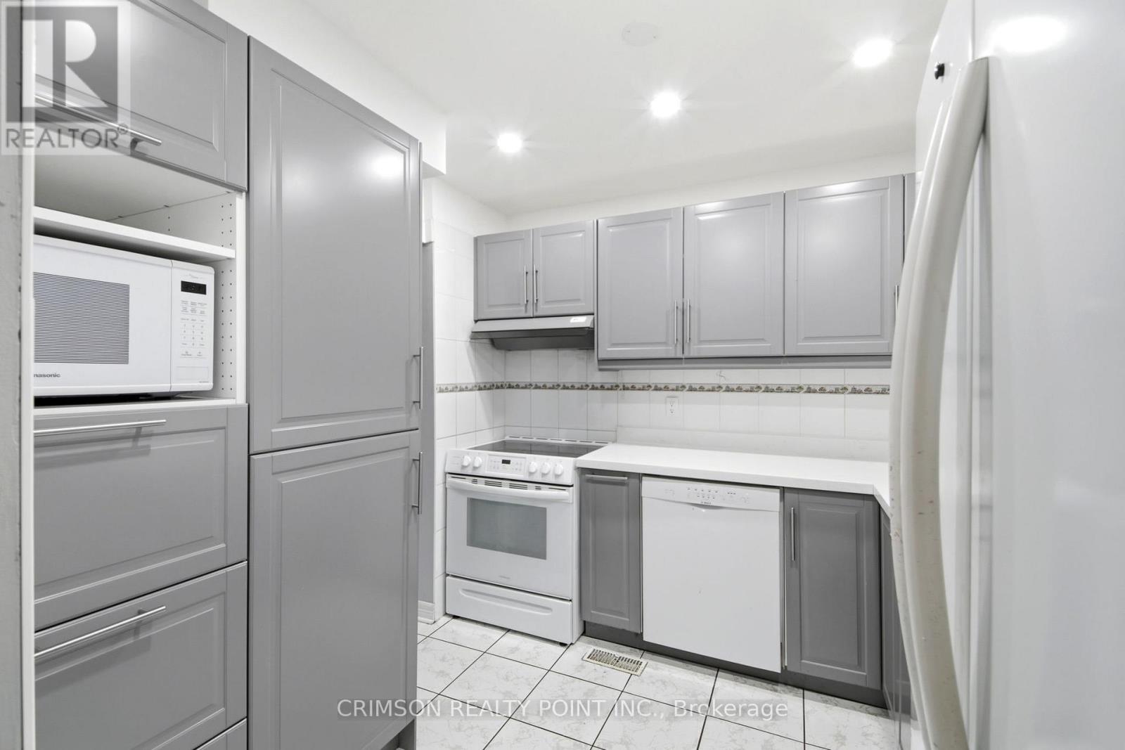 34 Hillbank Trail, Brampton (Central Park), Ontario  L6S 1P6 - Photo 4 - W12874704