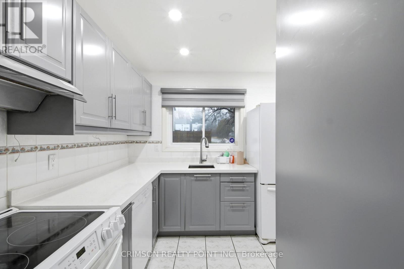 34 Hillbank Trail, Brampton (Central Park), Ontario  L6S 1P6 - Photo 5 - W12874704