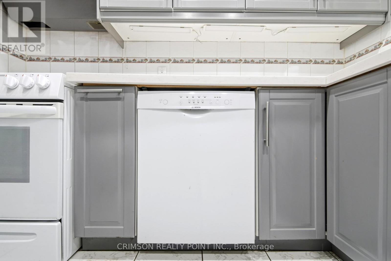 34 Hillbank Trail, Brampton (Central Park), Ontario  L6S 1P6 - Photo 8 - W12874704