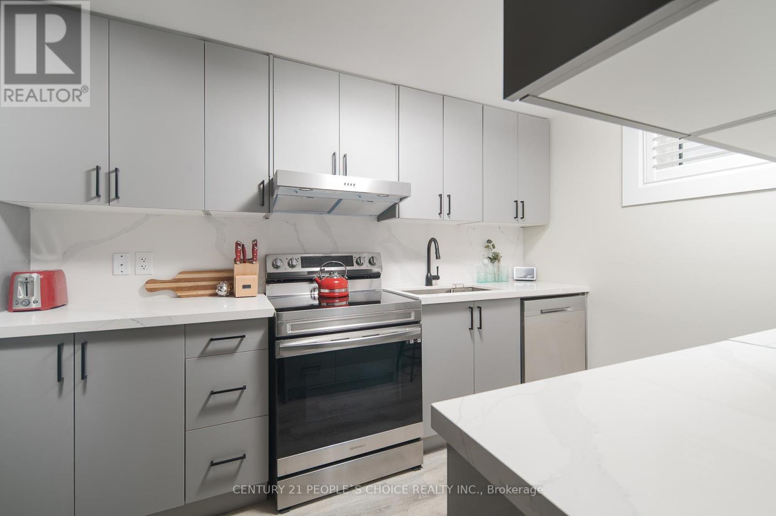 37 Bentworth Avenue, Toronto (Yorkdale-Glen Park), Ontario  M6A 1P1 - Photo 14 - W12841994