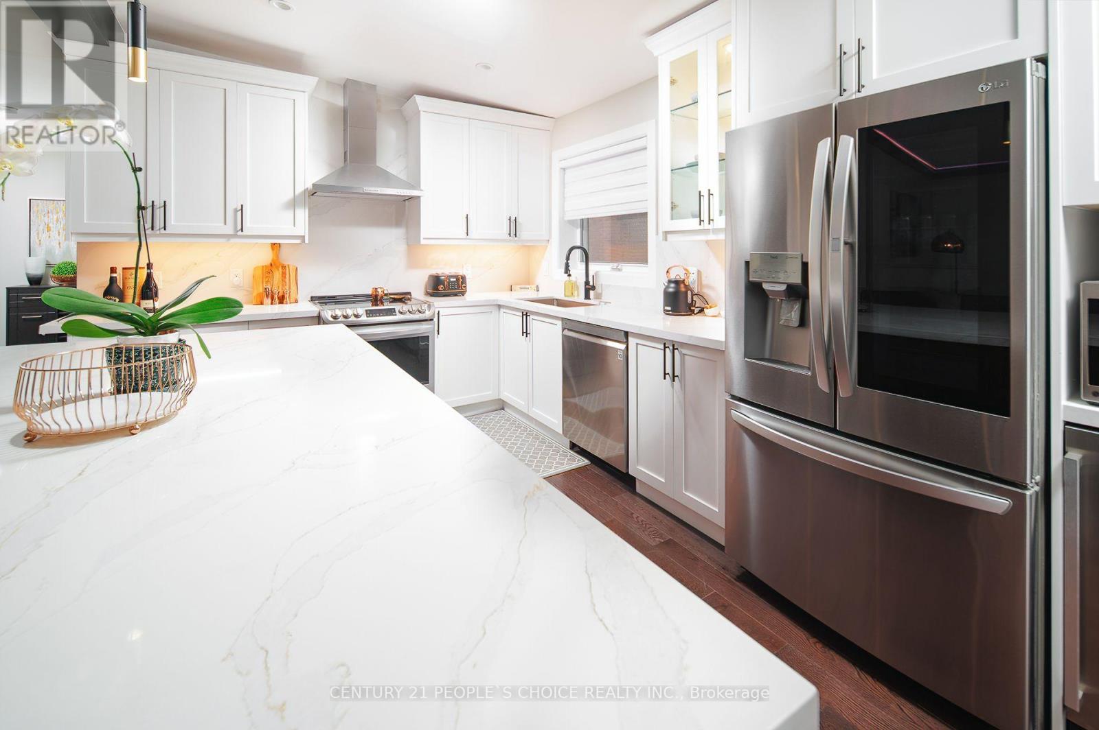 37 Bentworth Avenue, Toronto (Yorkdale-Glen Park), Ontario  M6A 1P1 - Photo 5 - W12841994