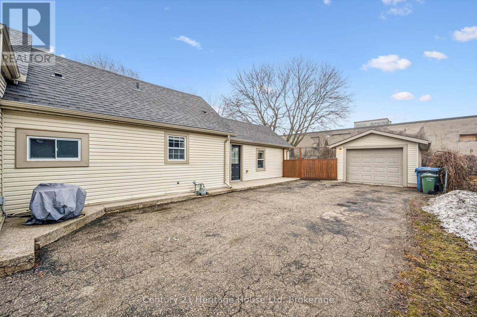 16 Hooper Street, Guelph (St. Patrick's Ward), Ontario  N1E 5W5 - Photo 4 - X12875110