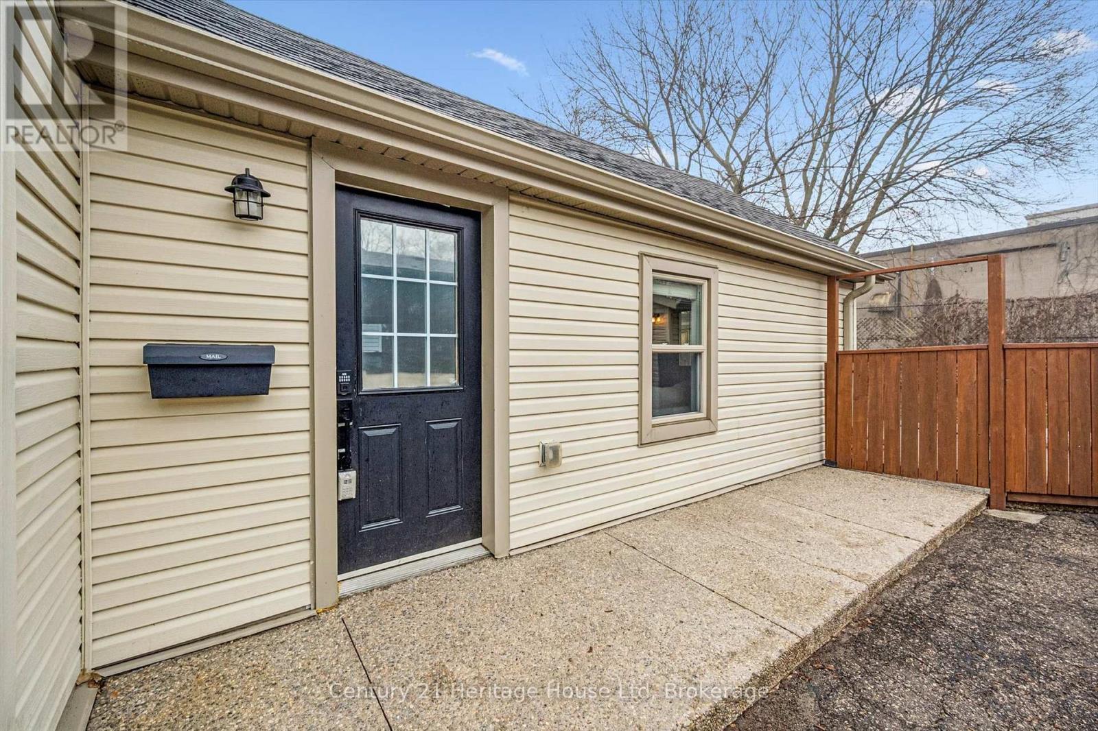 16 Hooper Street, Guelph (St. Patrick's Ward), Ontario  N1E 5W5 - Photo 6 - X12875110