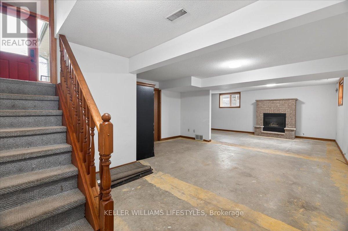 404 Ontario Street, Warwick, Ontario  N0M 2S0 - Photo 24 - X12874810