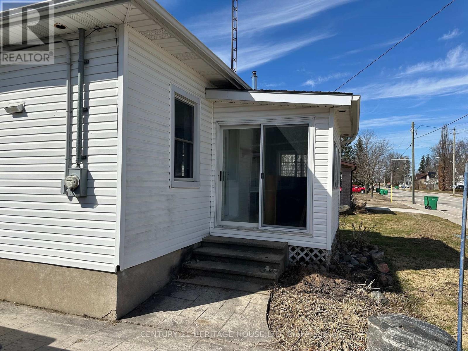 22703 Thames Road, Southwest Middlesex, Ontario  N0L 1A0 - Photo 4 - X12874964