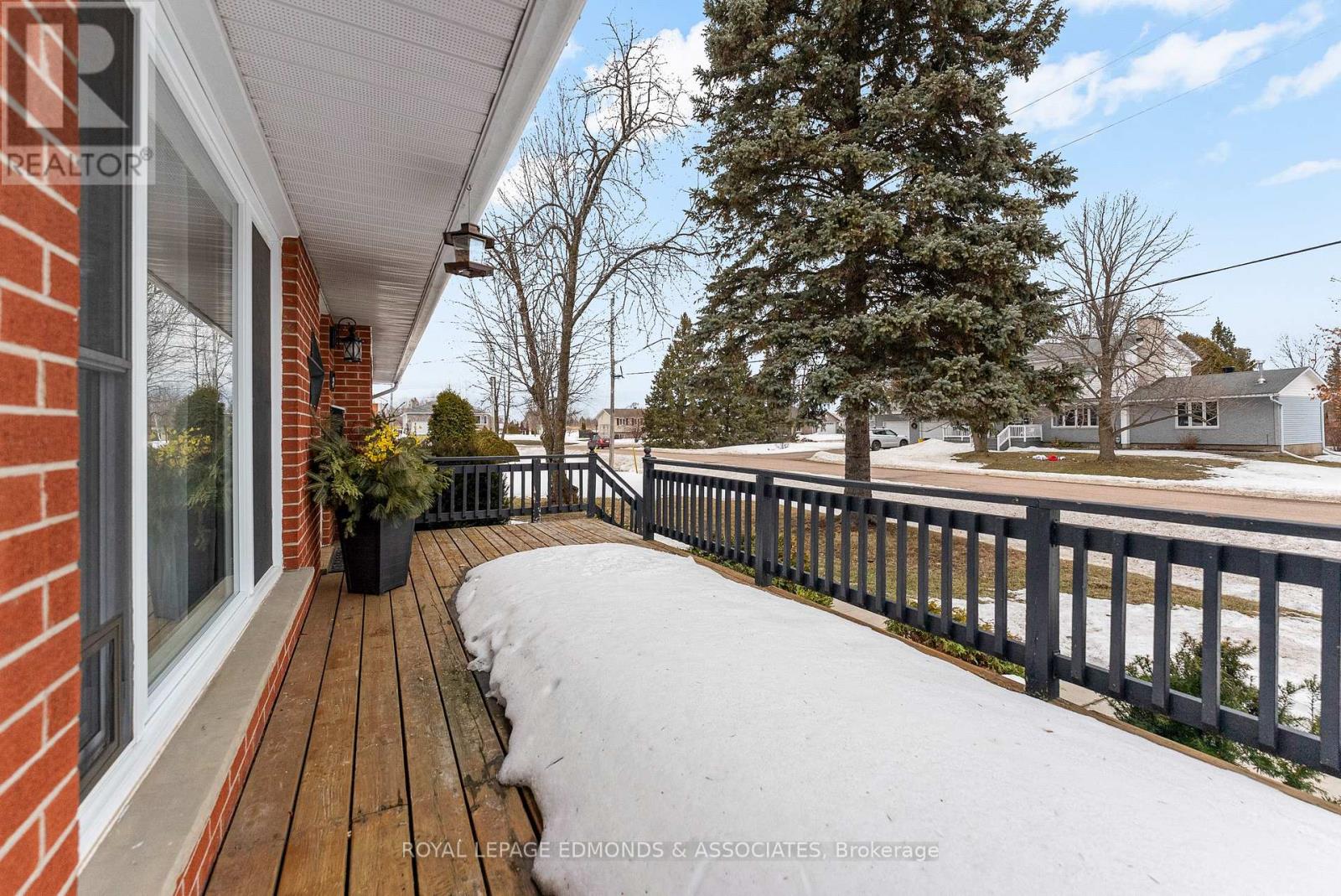 94 Oak Street W, Laurentian Valley, Ontario  K8A 7R3 - Photo 4 - X12875128