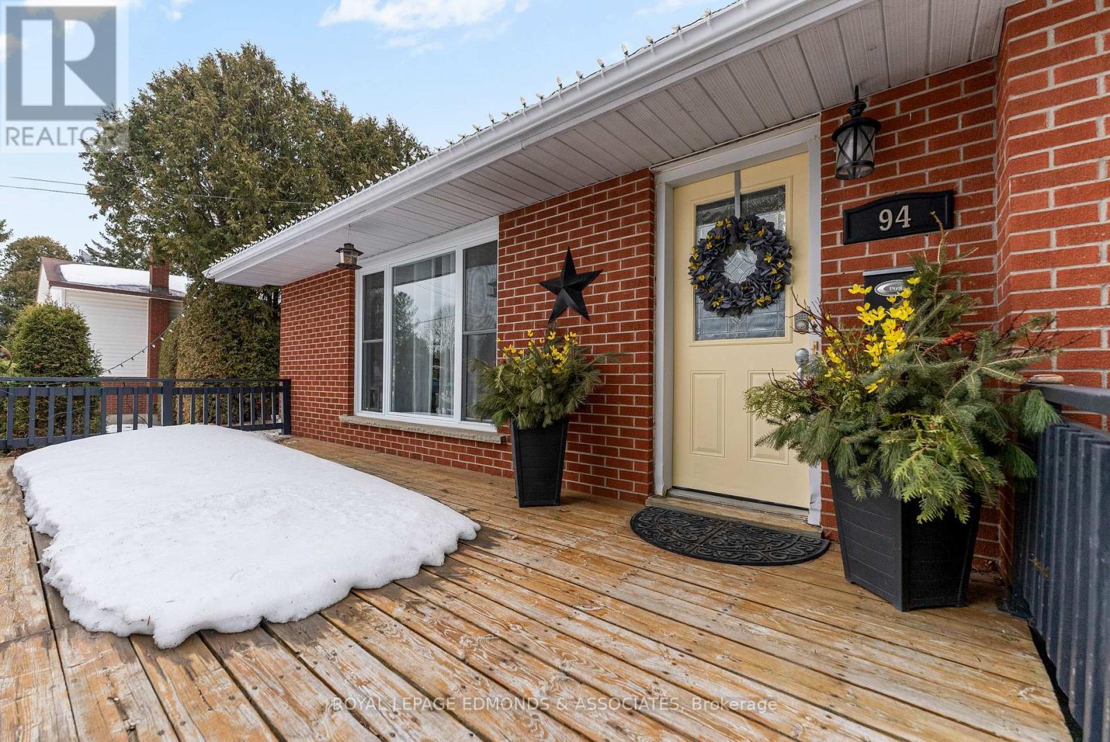 94 Oak Street W, Laurentian Valley, Ontario  K8A 7R3 - Photo 5 - X12875128