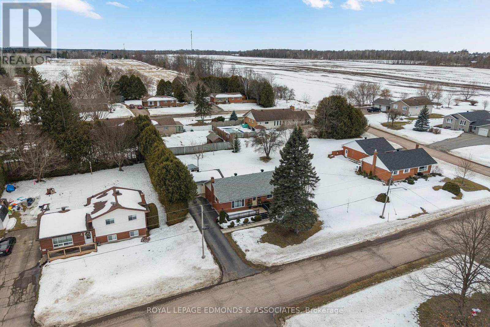 94 Oak Street W, Laurentian Valley, Ontario  K8A 7R3 - Photo 6 - X12875128