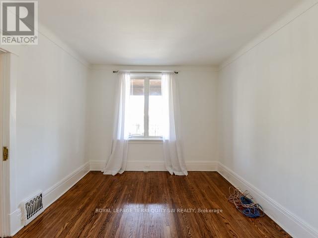 105 Barker Avenue, Toronto, Ontario  M4C 2N8 - Photo 4 - E12875030