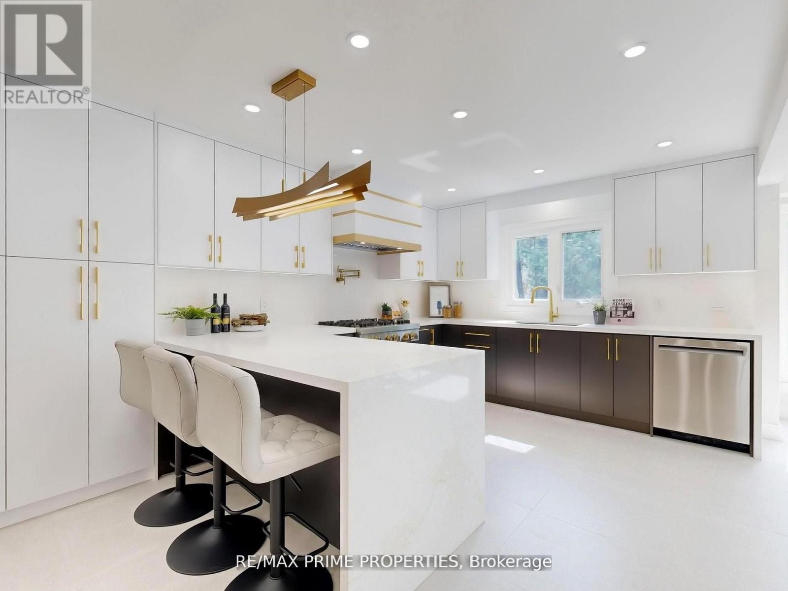 137 Old Surrey Lane, Richmond Hill, Ontario  L4C 6R9 - Photo 2 - N12874834