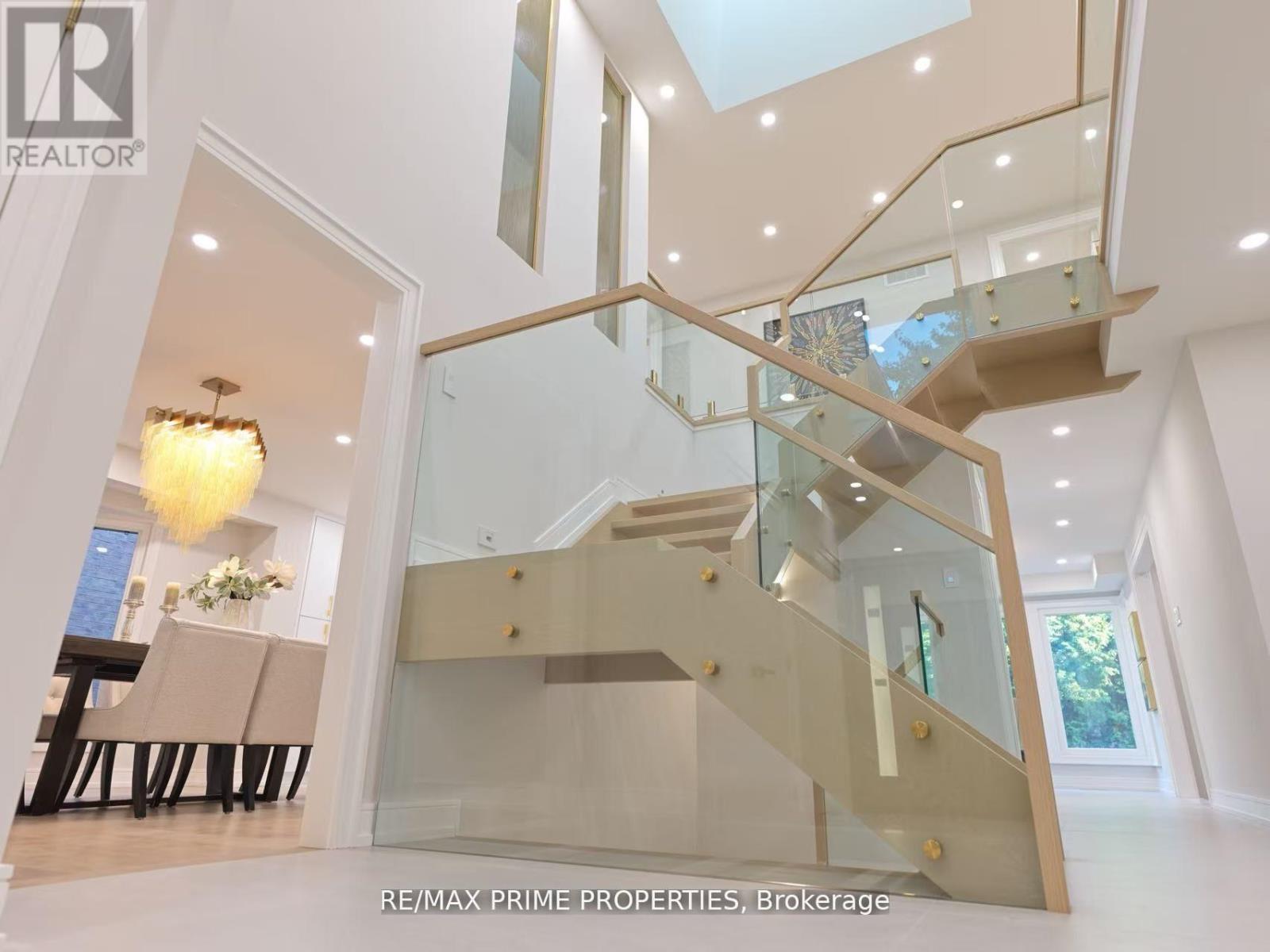 137 Old Surrey Lane, Richmond Hill, Ontario  L4C 6R9 - Photo 9 - N12874834