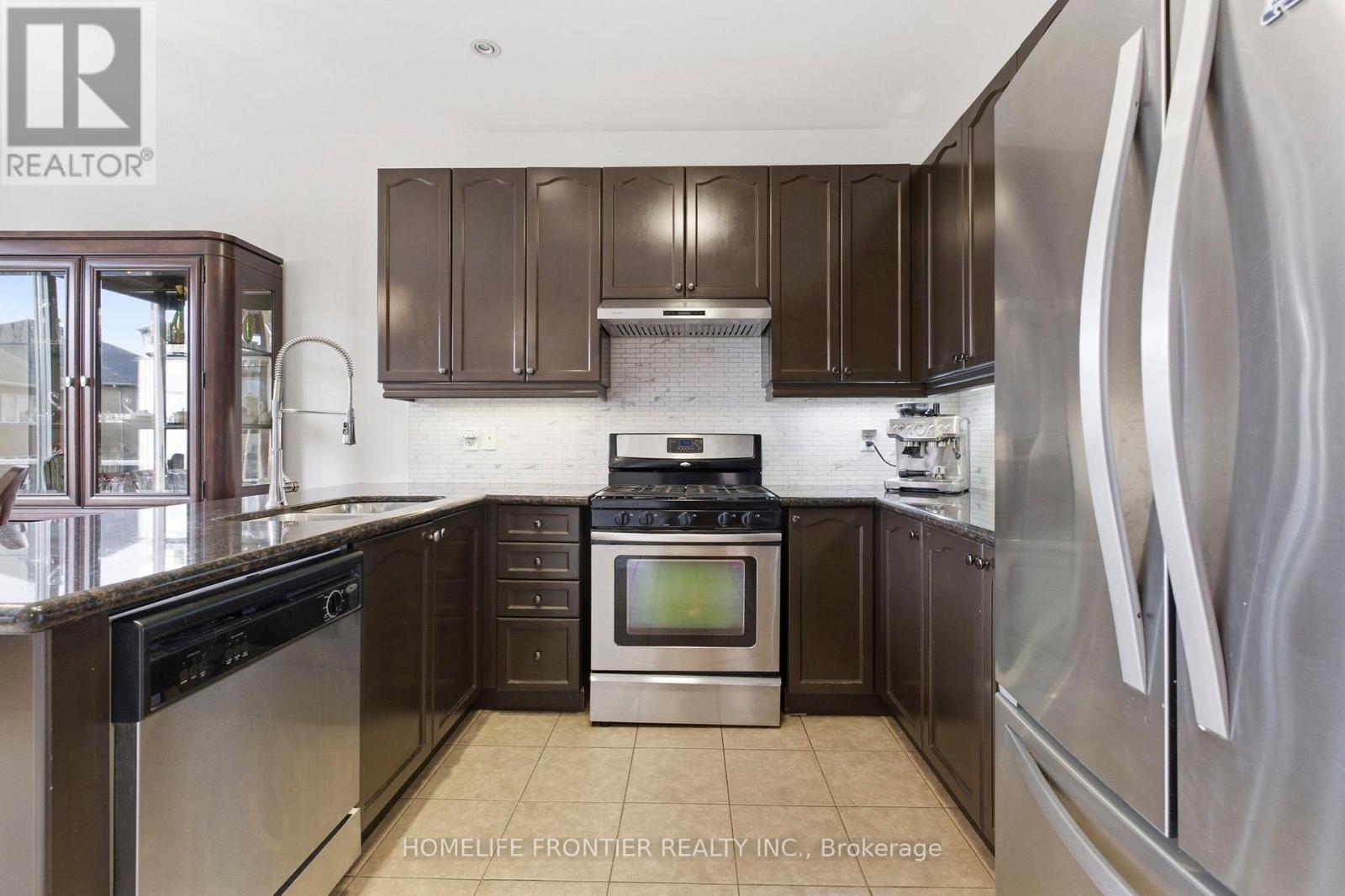 475 Kwapis Boulevard, Newmarket, Ontario  L3X 3K5 - Photo 12 - N12875088