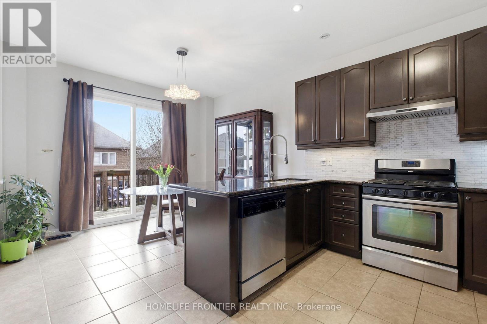 475 Kwapis Boulevard, Newmarket, Ontario  L3X 3K5 - Photo 13 - N12875088