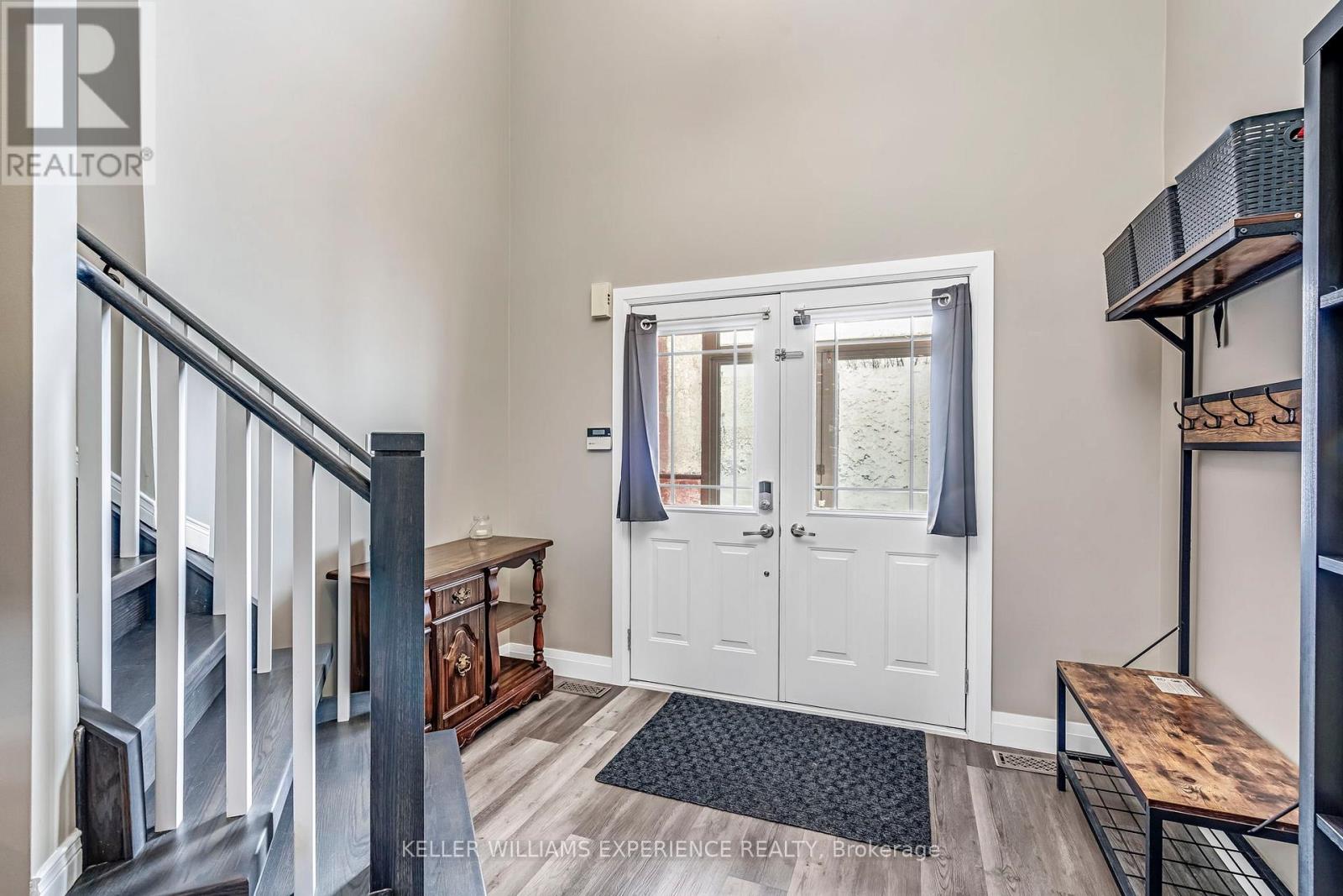 28 Coronation Parkway, Barrie (Innis-Shore), Ontario  L4M 7J8 - Photo 6 - S12875152