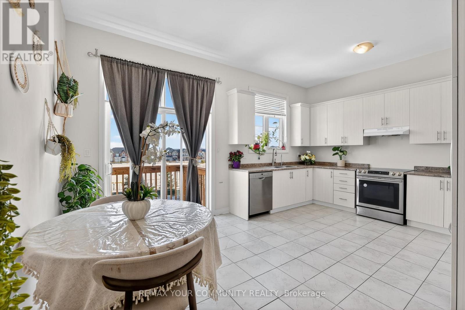 31 Tay Boulevard, Bradford West Gwillimbury, Ontario  L3Z 0W5 - Photo 10 - N12853588