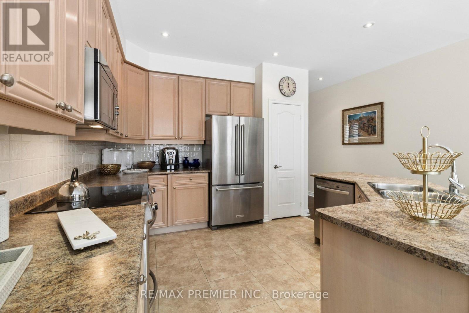 11 Eakins Drive E, Aurora, Ontario  L4G 0G7 - Photo 11 - N12863560