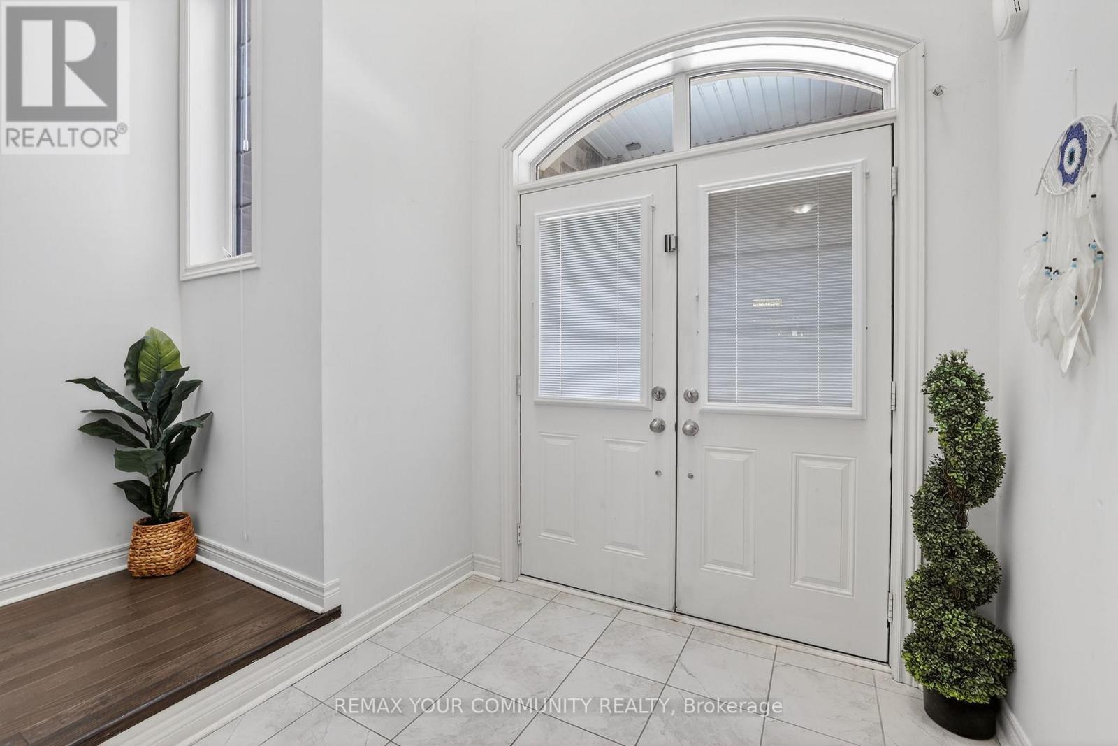 31 Tay Boulevard, Bradford West Gwillimbury, Ontario  L3Z 0W5 - Photo 4 - N12853588