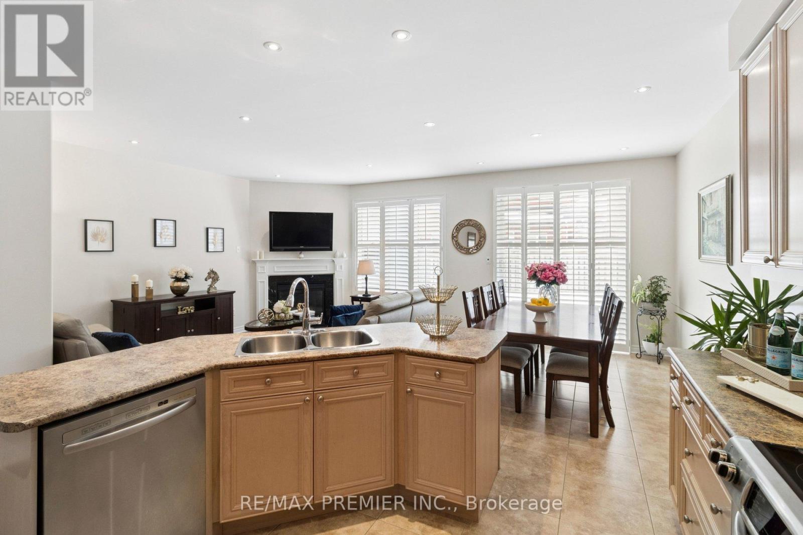 11 Eakins Drive E, Aurora, Ontario  L4G 0G7 - Photo 12 - N12863560