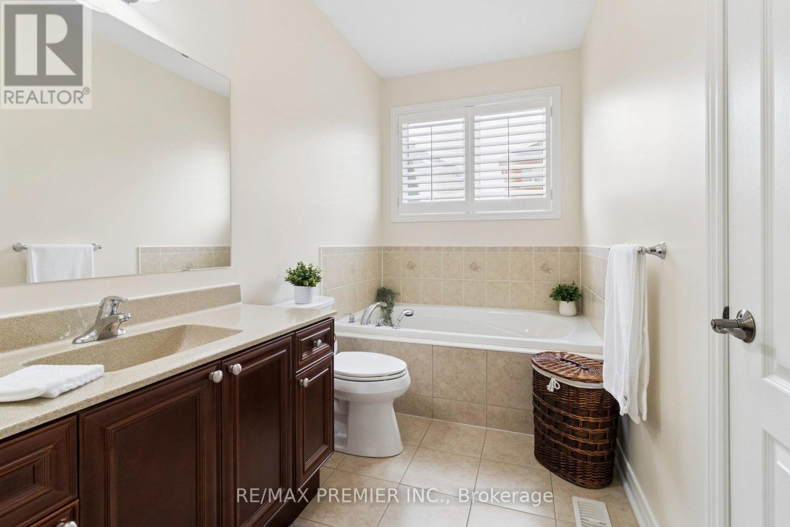 11 Eakins Drive E, Aurora, Ontario  L4G 0G7 - Photo 19 - N12863560