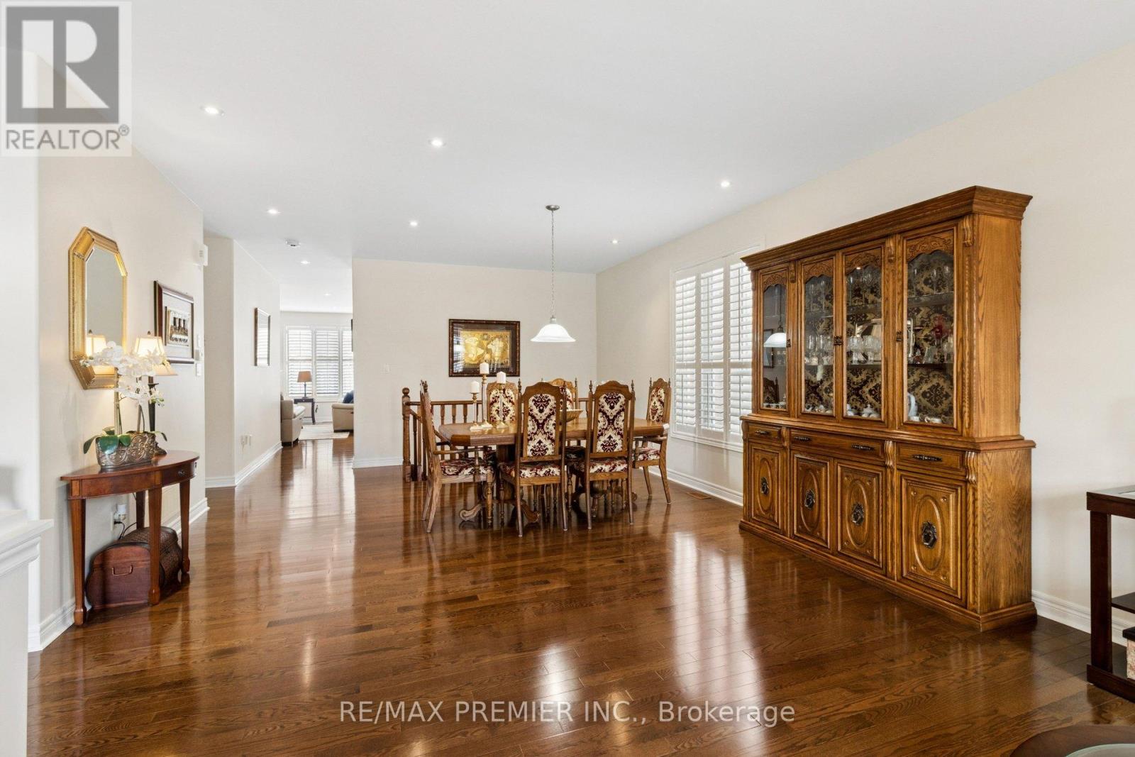 11 Eakins Drive E, Aurora, Ontario  L4G 0G7 - Photo 7 - N12863560