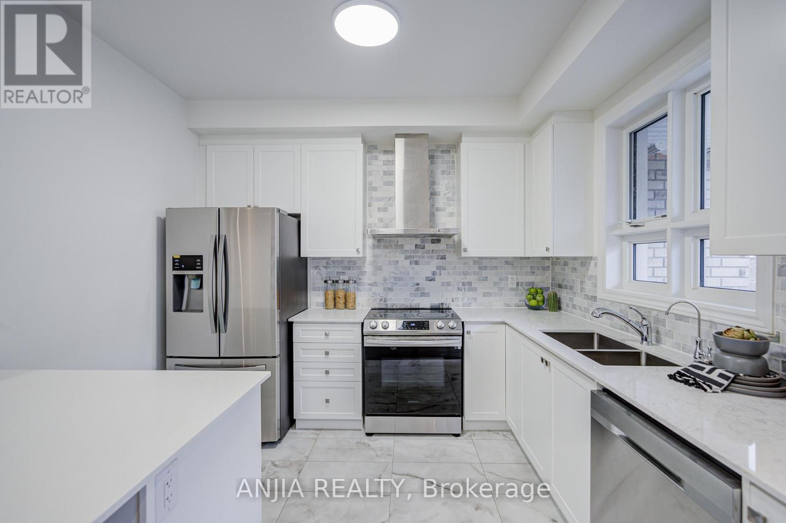 82 Chicago Lane, Markham, Ontario  L6E 2B9 - Photo 24 - N12870372