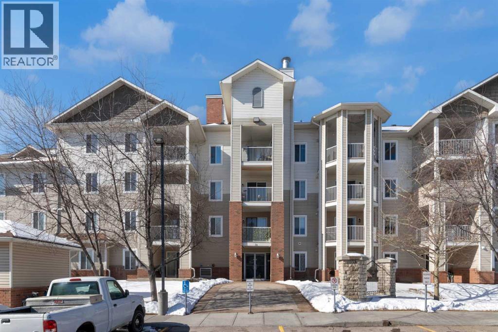 104, 16 Country Village Bay NE, Calgary, Alberta