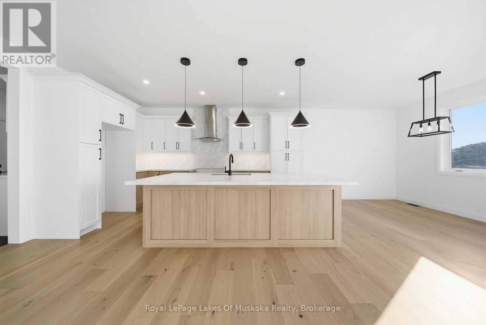 19 Henry Ball Court, Oro-Medonte, Ontario  L0K 2G1 - Photo 11 - S12875042