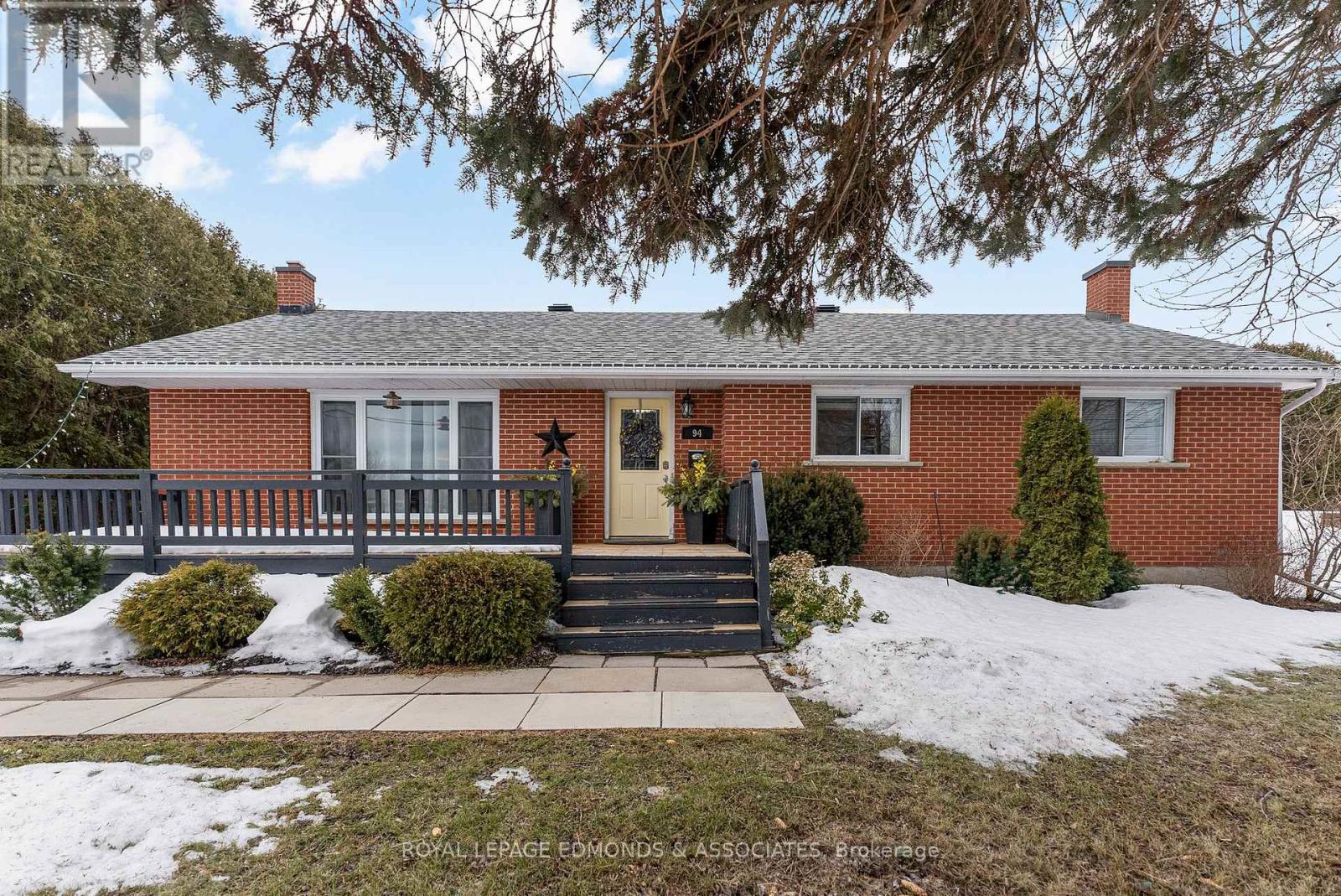 94 Oak Street W, Laurentian Valley, Ontario  K8A 7R3 - Photo 2 - X12875128