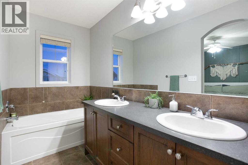 1020 Prairie Springs Hill Sw, Airdrie, Alberta  T4B 0E9 - Photo 21 - A2269969