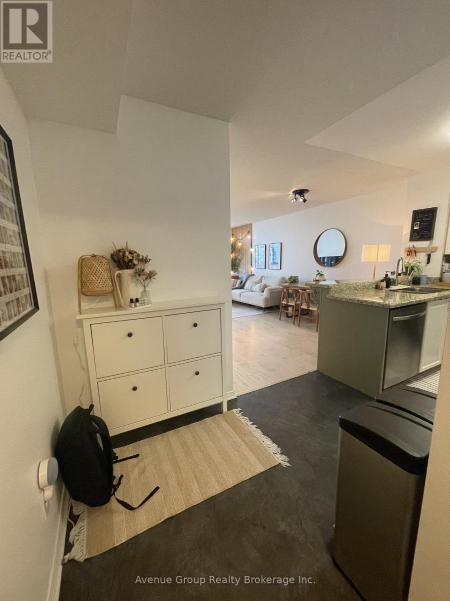 3005 - 750 Bay Street, Toronto (Bay Street Corridor), Ontario  M5G 1N6 - Photo 3 - C12875224