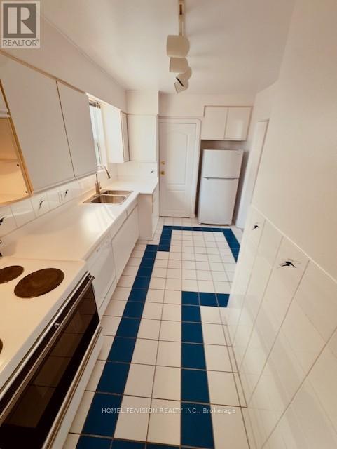 Main - 110 Cedarcrest Boulevard, Toronto (O'connor-Parkview), Ontario  M4B 2P3 - Photo 4 - E12875400