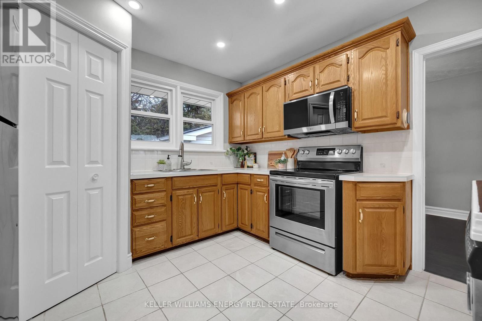 372 Garden Court, Oshawa, Ontario  L1J 3E4 - Photo 12 - E12875636