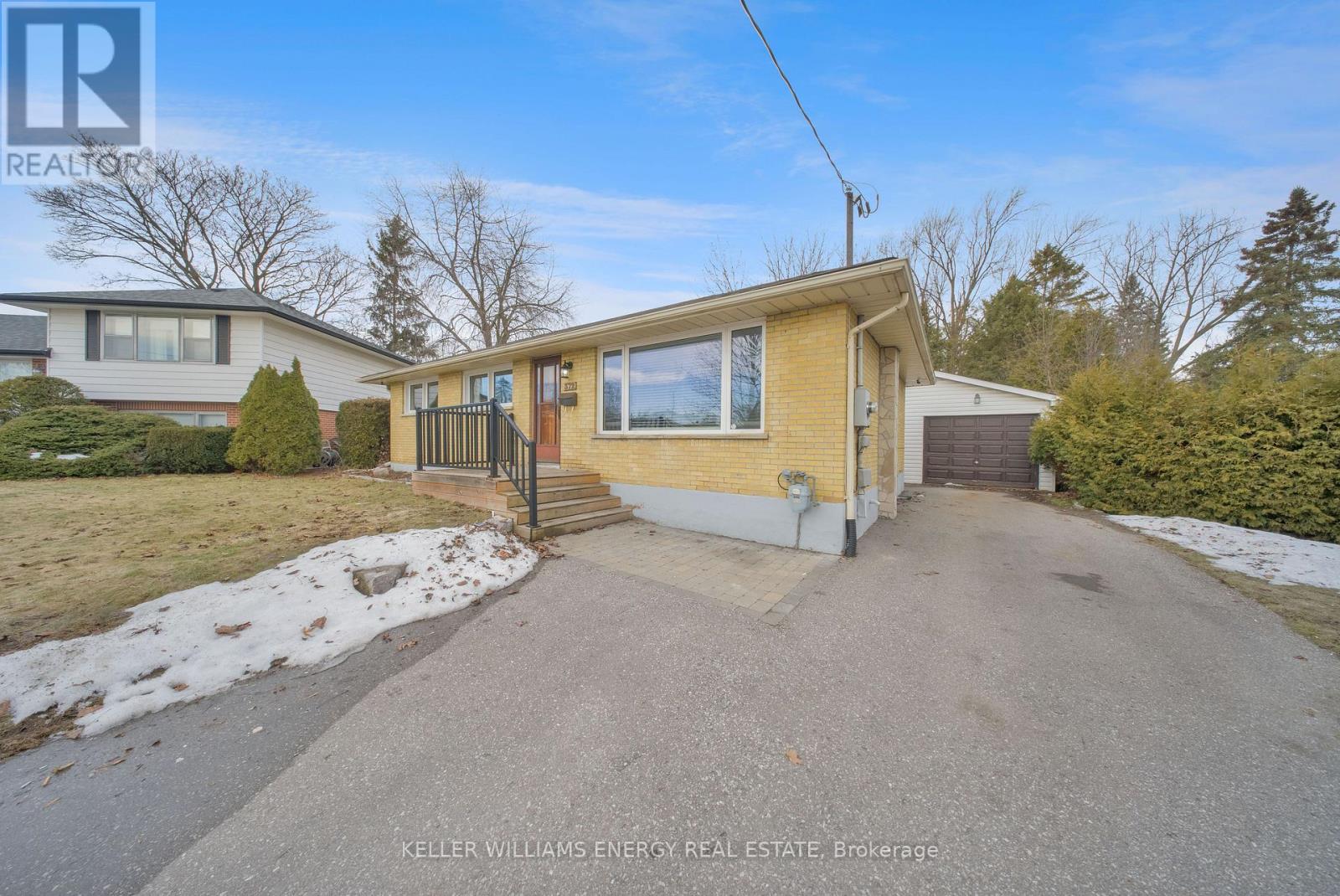 372 Garden Court, Oshawa, Ontario  L1J 3E4 - Photo 2 - E12875636