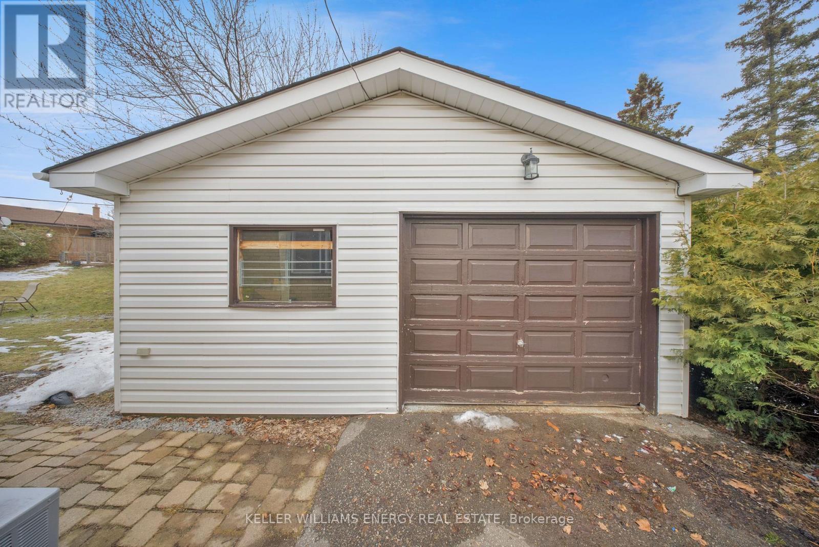 372 Garden Court, Oshawa, Ontario  L1J 3E4 - Photo 3 - E12875636