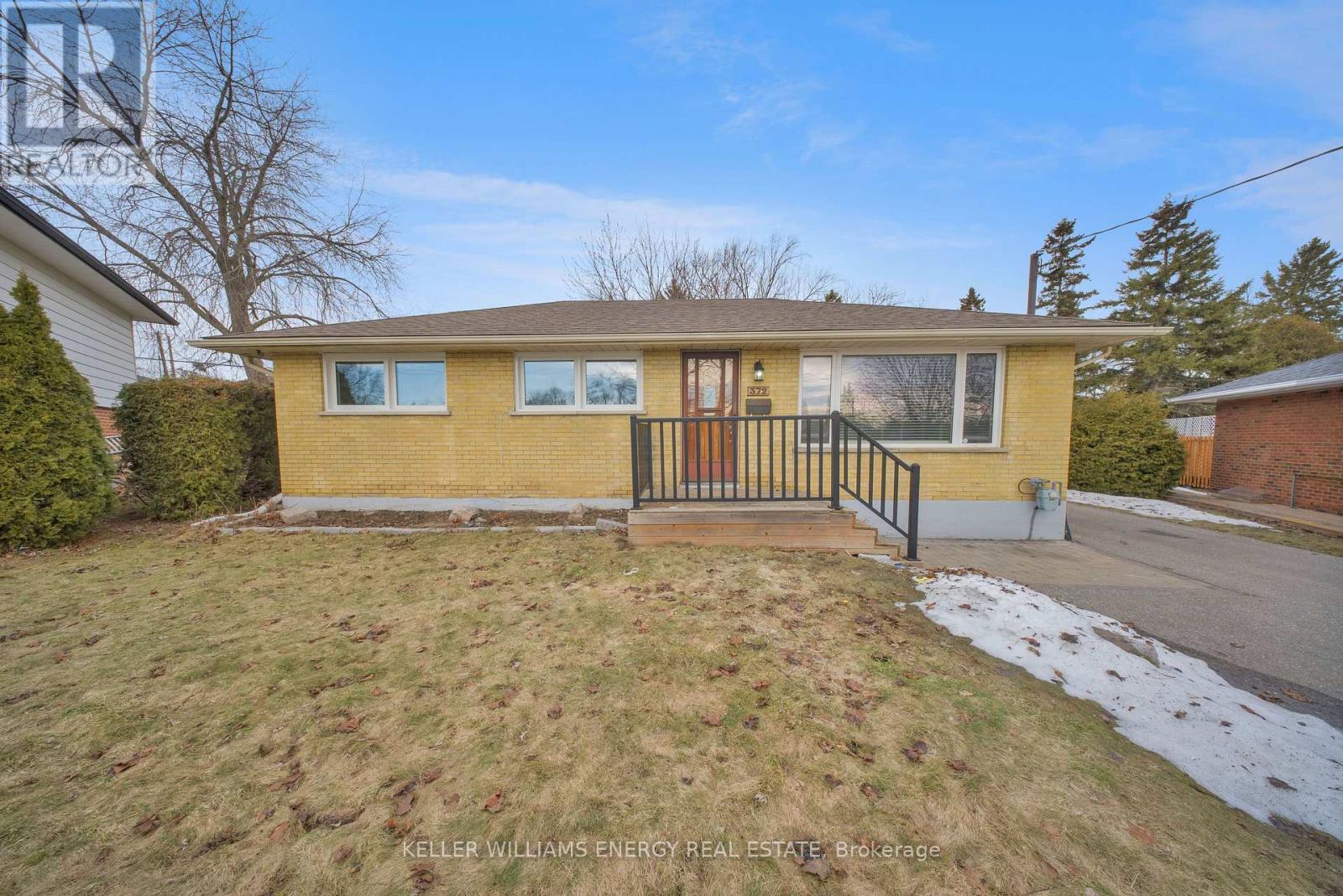 372 Garden Court, Oshawa, Ontario  L1J 3E4 - Photo 4 - E12875636