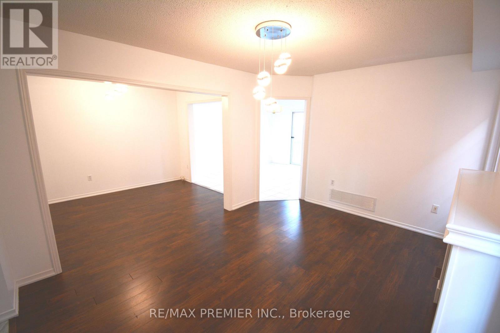 126 Pinedale Gate, Vaughan (East Woodbridge), Ontario  L4L 8X3 - Photo 3 - N12875240