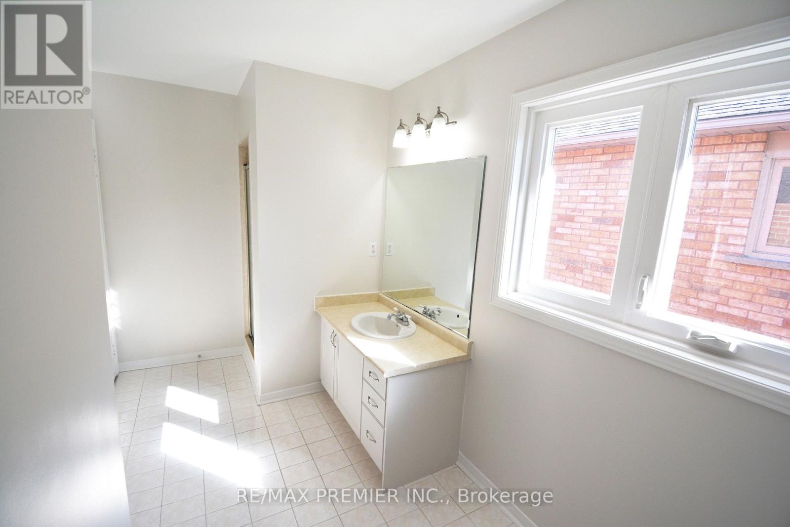 126 Pinedale Gate, Vaughan (East Woodbridge), Ontario  L4L 8X3 - Photo 34 - N12875240