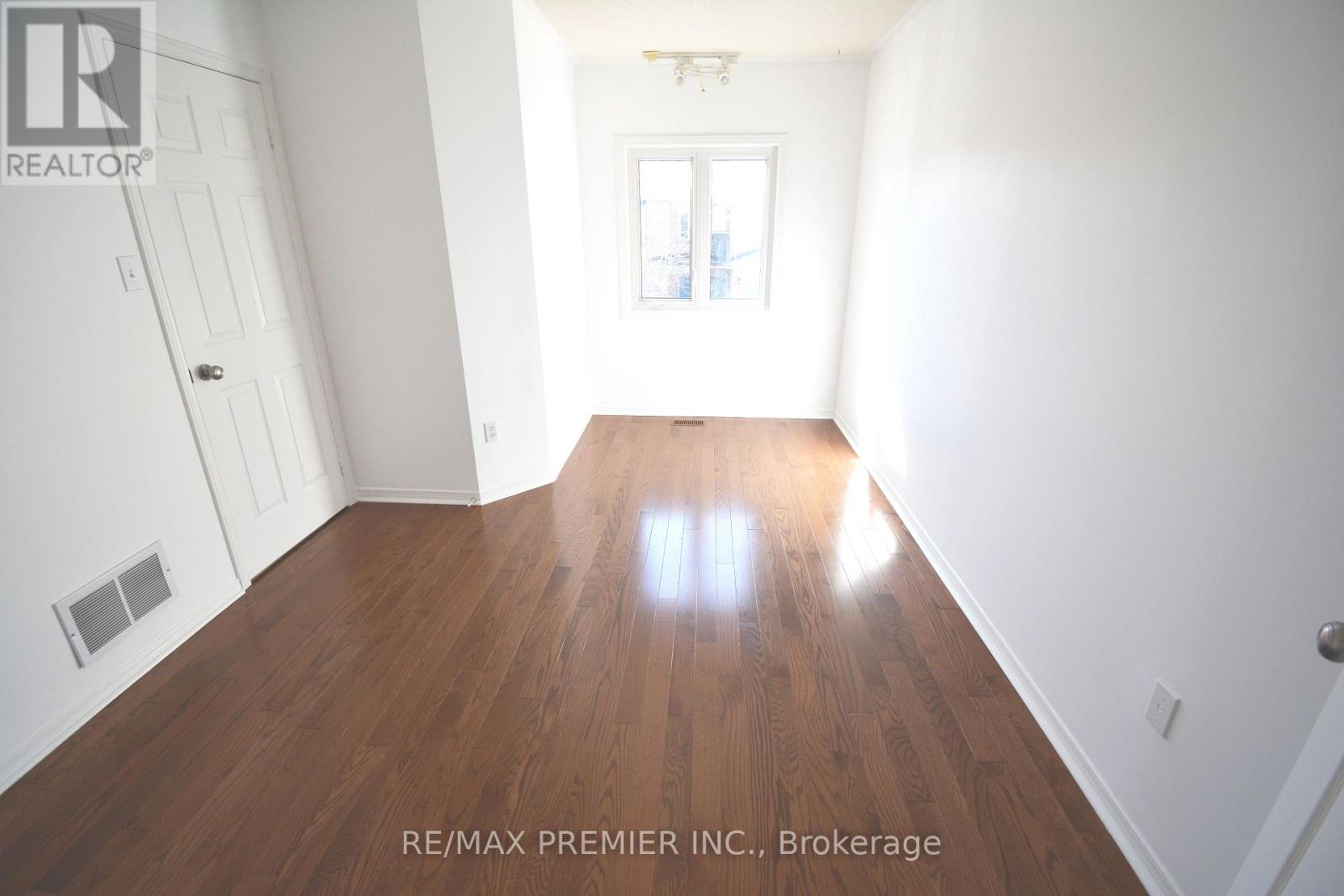 126 Pinedale Gate, Vaughan (East Woodbridge), Ontario  L4L 8X3 - Photo 39 - N12875240