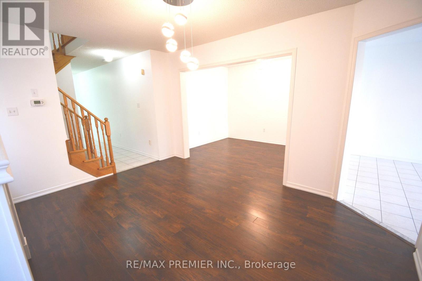 126 Pinedale Gate, Vaughan (East Woodbridge), Ontario  L4L 8X3 - Photo 5 - N12875240